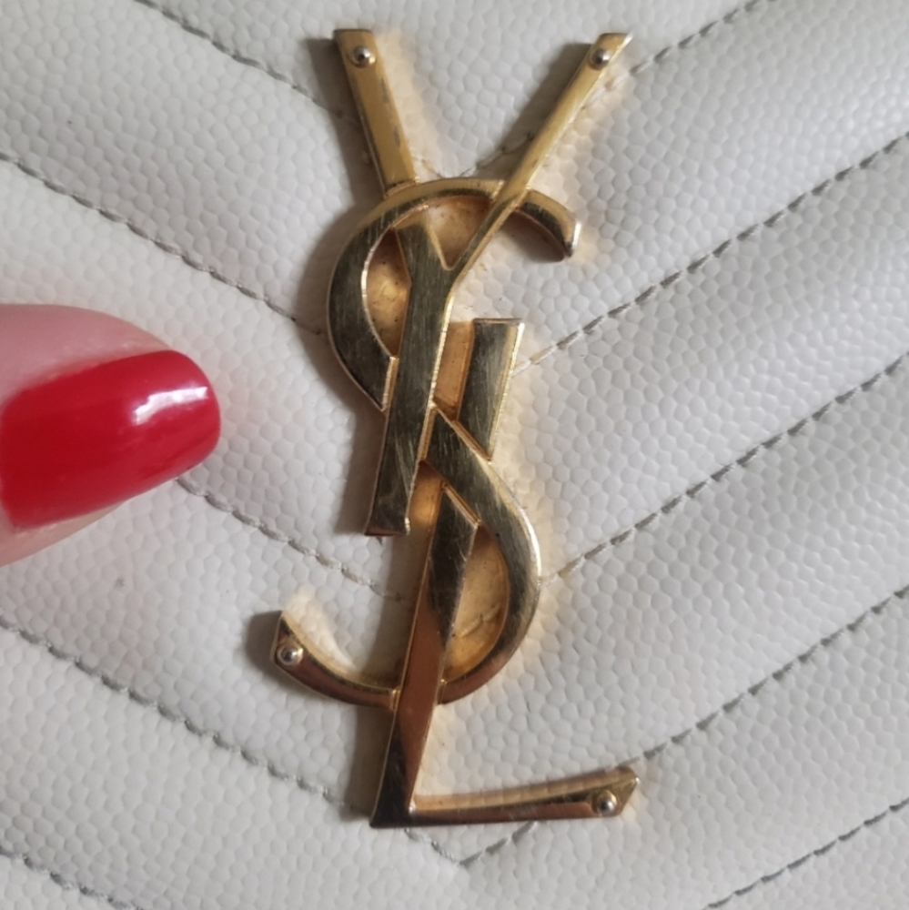 π€β€οΈβπ₯πAuthentic pre-owned Yves Saint Laurent Chevron zip around wallet! π€π - Picture 9 of 9
